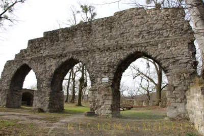 arnsburg, Mauerreste mit gotischen Spitzbögen